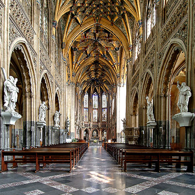 Vitrail de la collégiale Sainte-Croix